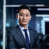久久爱平台技术总监陈明远，男性，专业西装，自信表情，科技感办公室背景，视频技术领域资深专家