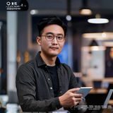 久久爱平台用户体验设计师王浩宇，男性，创意设计师风格，现代设计工作室背景，专注移动端交互设计