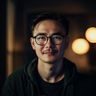 久久爱平台用户夜猫族阿明的头像，成熟男性，眼镜，知性气质，室内温暖光线